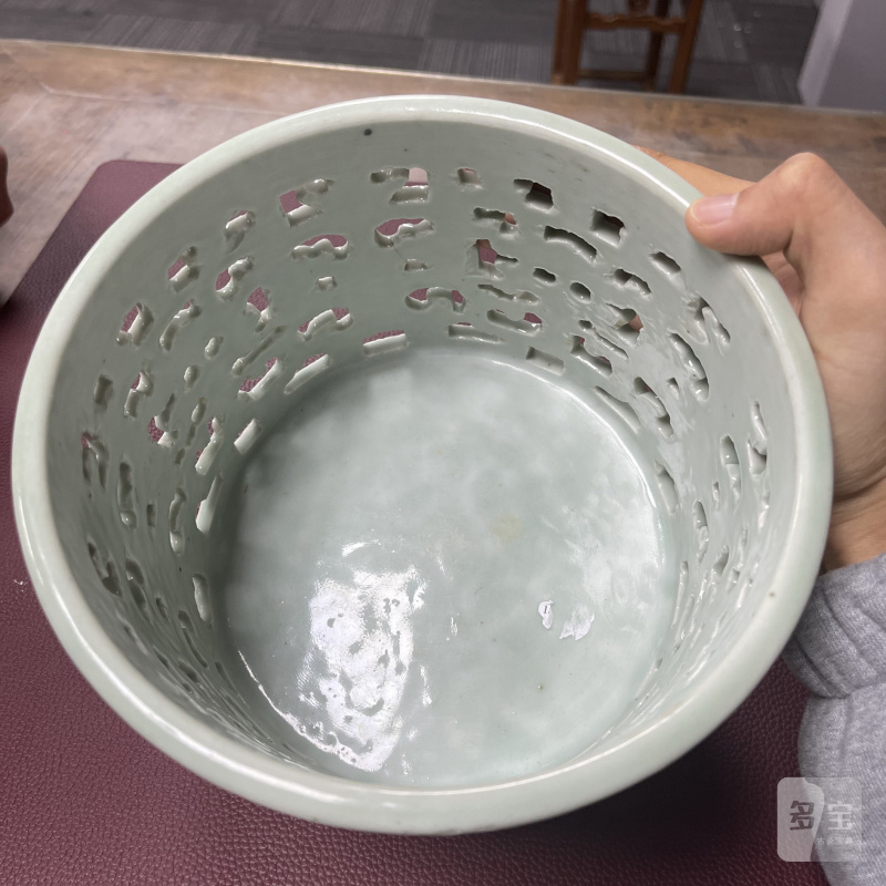 清乾隆 青釉镂空夔龙纹笔筒 - 图8